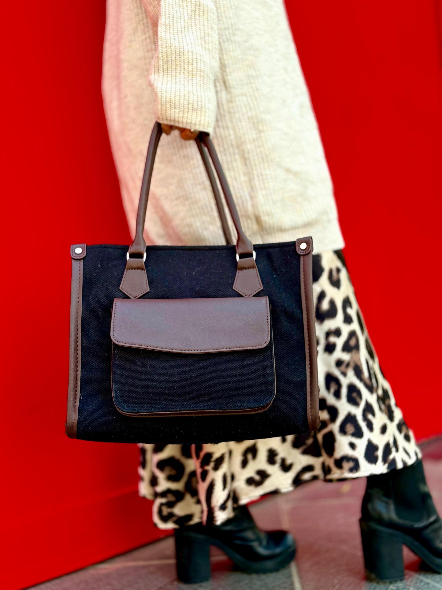 Luna bag in black color
